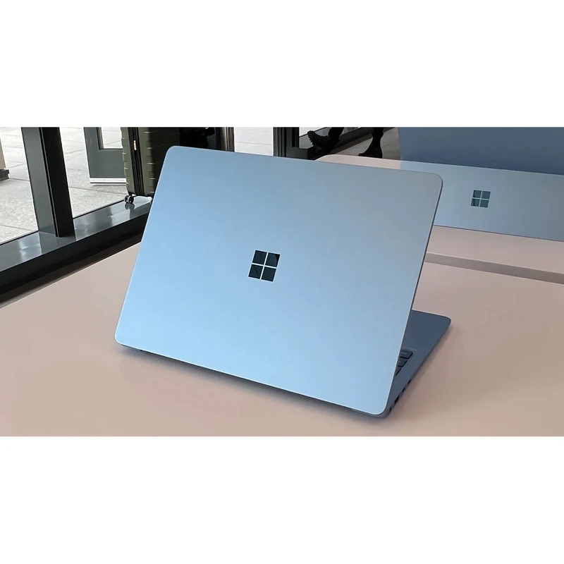 لپ‌تاپ مایکروسافت مدل Surface Laptop 7 Copilot Plus PC با پردازنده Snapdragon X Plus، رم LPDDR5x 16GB، حافظه SSD با ظرفیت 256GB، نمایشگر لمسی 13.8 اینچ PixelSense Flow با نرخ به‌روزرسانی 120Hz، دارای نور پس‌زمینه کیبورد